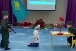 В детском саду Казахстана разыграли сценку расстрела студента советскими военными