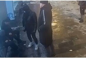 В Москве преступники обчистили карманы уснувшего на остановке мужчины