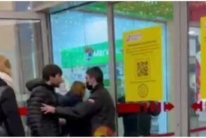 Дверь мне запили: словесный поединок возмущенного мужчины с охранником