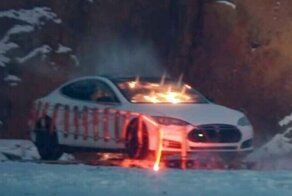 Владелец "Теслы" демонстративно взорвал машину, когда узнал о стоимости её ремонта
