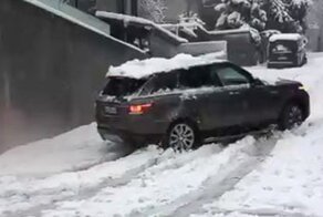 Небольшой заснеженный склон опозорил внедорожник Range Rover Sport