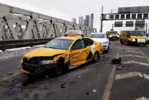 Массовая авария: из-за маневров сына бизнесмена на Кутузовском проспекте в Москве столкнулись более 10 машин