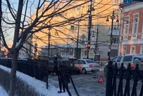 В центре Перми «гонщик» на BMW  снёс чугунный забор