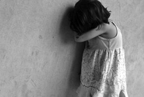 В Ленобласти спасли 4-летнюю девочку, несколько дней жившую в квартире с телом матери