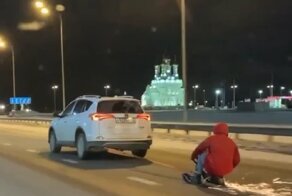 Экстремал из Воронежа промчался по трассе на снегокате со скоростью 90 км/час