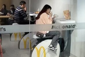 Китайский "Макдоналдс" поставил для посетителей велотренажеры