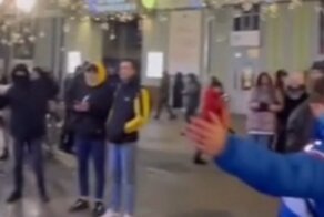 Позитивная девушка с колонкой завела толпу в Москве