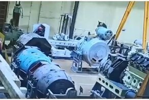Момент падения многотонного оборудования на заводе в Коломне попал на видео