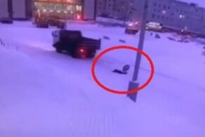 Ребёнок скатился с горки прямо под колёса движущегося грузовика в Мурманской области