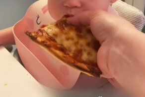 Малыш впервые пробует пиццу