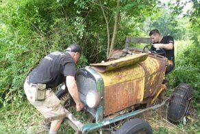 91-летний трактор Ford, простоявший в зарослях 8 лет, впервые отправился на мойку