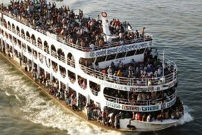 В Бангладеше паром с пассажирами сгорел полностью