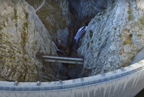 Заброшенная плотина высотой 262 метра