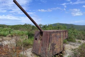 Заброшенные орудия МО-1-180 на острове Русский