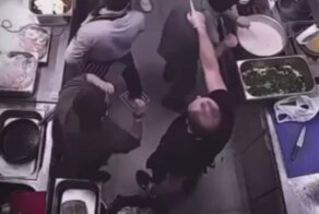 Работники ресторана зажигают на кухне