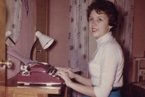 Эпоха до компьютеров: ретро фото девушек с пишущими машинками