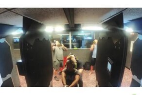 Хрупкая девушка познакомилась с отдачей