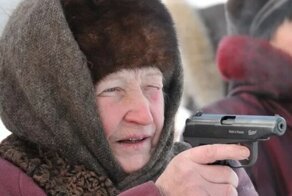 В Новосибирске родственница случайно обнаружила у 80-летней старушки целый арсенал оружия