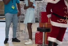 Большой мальчик случайно сделал Санте больно