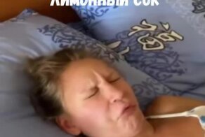 Капля лимонного сока на губах спящей девушки