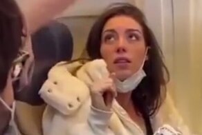 Пассажир самолета заподозрил, что соседка держит у груди вовсе не ребенка