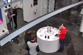 «Дерзкое ограбление» в Питере: посетитель попросил показать ноутбук и убежал с ним из магазина