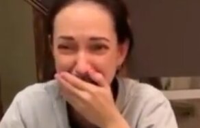 Какое же слово пытается сказать девушка?