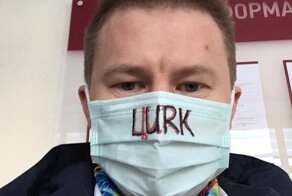 В Екатеринбурге суд попросил наказать адвоката за маску с надписью "Цирк"