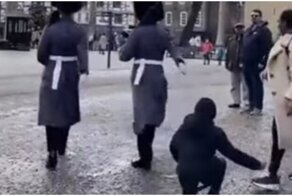 С дороги: королевский гвардеец сбил с ног ребёнка