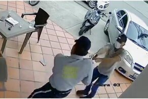 Смертельно раненый охранник успел застрелить преступника