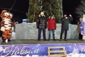 Поздравляя жителей города, свердловский депутат пожелал недоброжелателям смерти