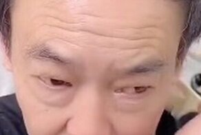 Мужчина надел парик и помолодел на несколько десятков лет