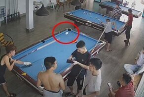 Мужчина случайно запустил бильярдный шар другому игроку в затылок