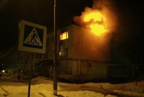В Свердловской области ночью загорелся жилой дом