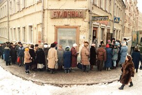 "Пенсии выдавали одной купюрой на подъезд": 30 лет назад Егор Гайдар запустил в стране "шоковую терапию"