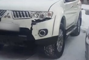 Галантный житель Урала вырвал дверь подъезда, в которую въехала женщина, перепутав педали