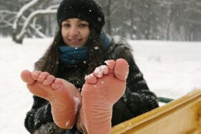 Босиком по улицам, в метро, в кафе: петербурженка живёт без обуви уже два года