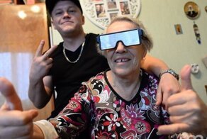 Бабуля из Питера в 85 лет снимается в клипах и читает рэп