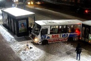 Русскую женщину даже автобус не остановит!