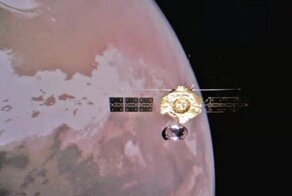 Китайский орбитальный аппарат сделал потрясающие селфи над Красной планетой