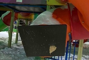 Остаться в живых: в Татарстане ребенок попал в ловушку на детской площадке