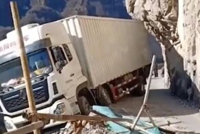 Китайский водитель чуть не уронил грузовик в бездну