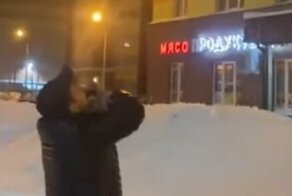 Неравнодушный мужчина отговорил девушку прыгать с балкона