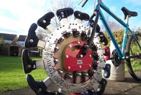 Парень создал сумасшедшую концепцию велосипедного колеса с 14 ногами вместо шины