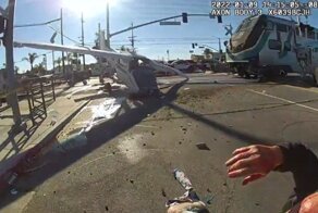 Полицейские в США успели спасти пилота самолета за несколько секунд до столкновения с поездом