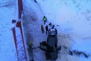 Авария дня. В Башкирии легковой автомобиль упал с моста