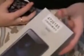 Обиделась: реакция девушки на новый смартфон