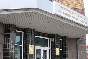 В Череповце буйный посетитель поликлиники избил зам главврача ее же смартфоном