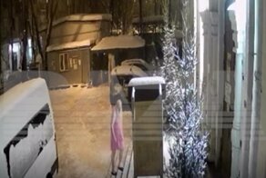 Мужчина в Москве нарядился в розовое платье, взял два ножа и пошёл в храм