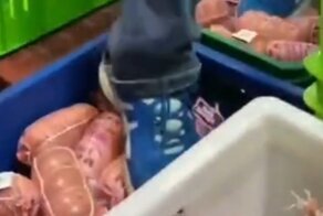 Работник мясокомбината прогулялся по ящикам с колбасой